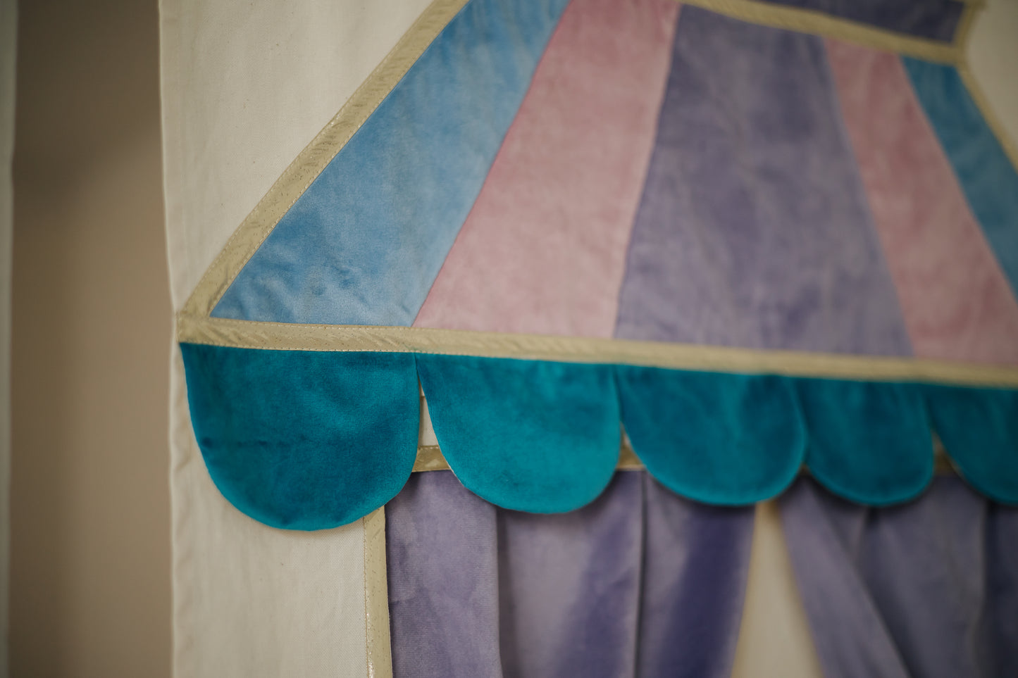 Doorway puppet theatre Lilac & Puppet