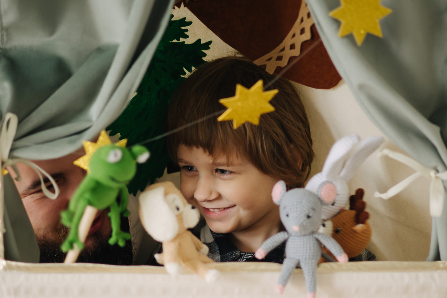 Doorway puppet theatre Pistachio & Puppet