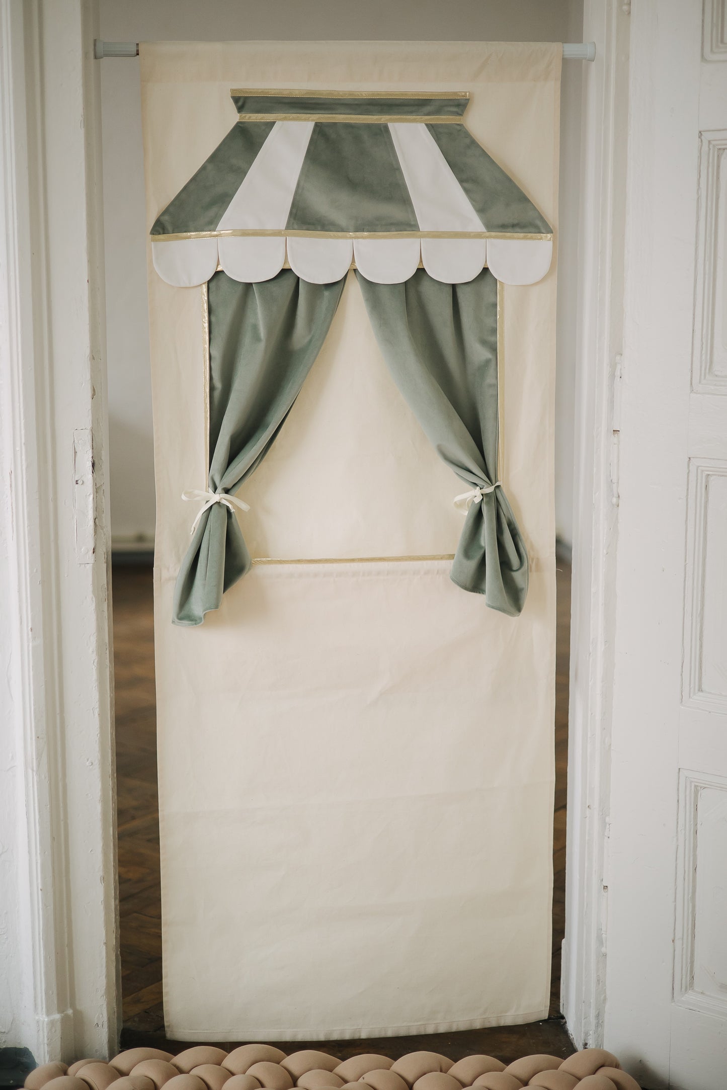 Doorway puppet theatre Pistachio & Puppet