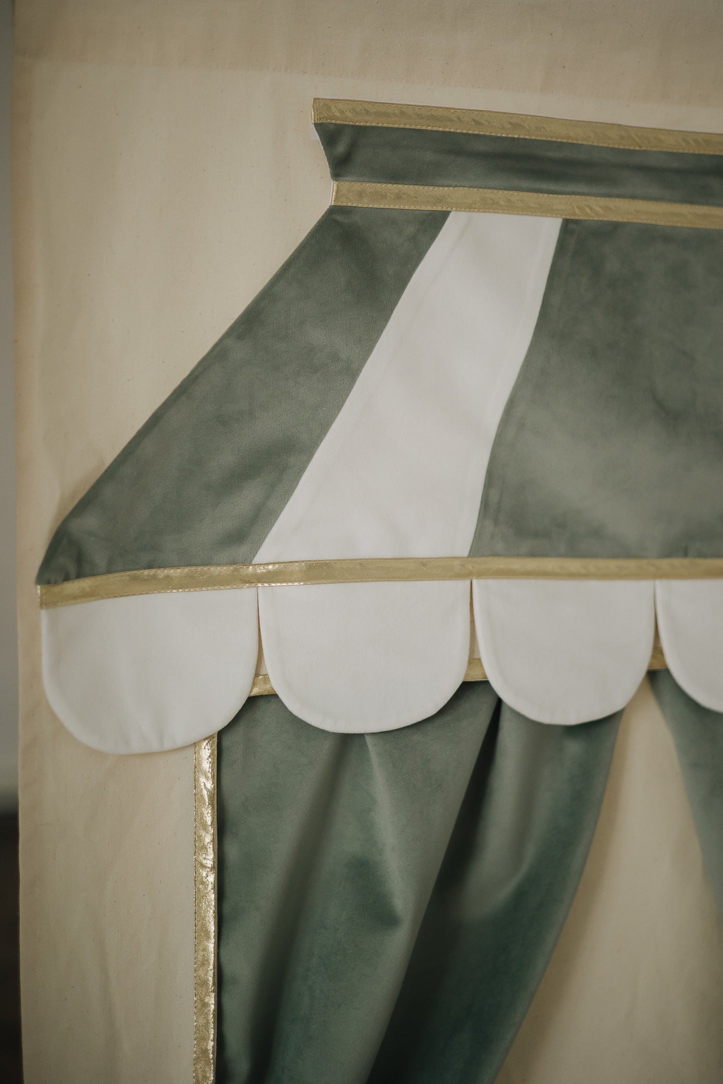 Doorway puppet theatre Pistachio & Puppet