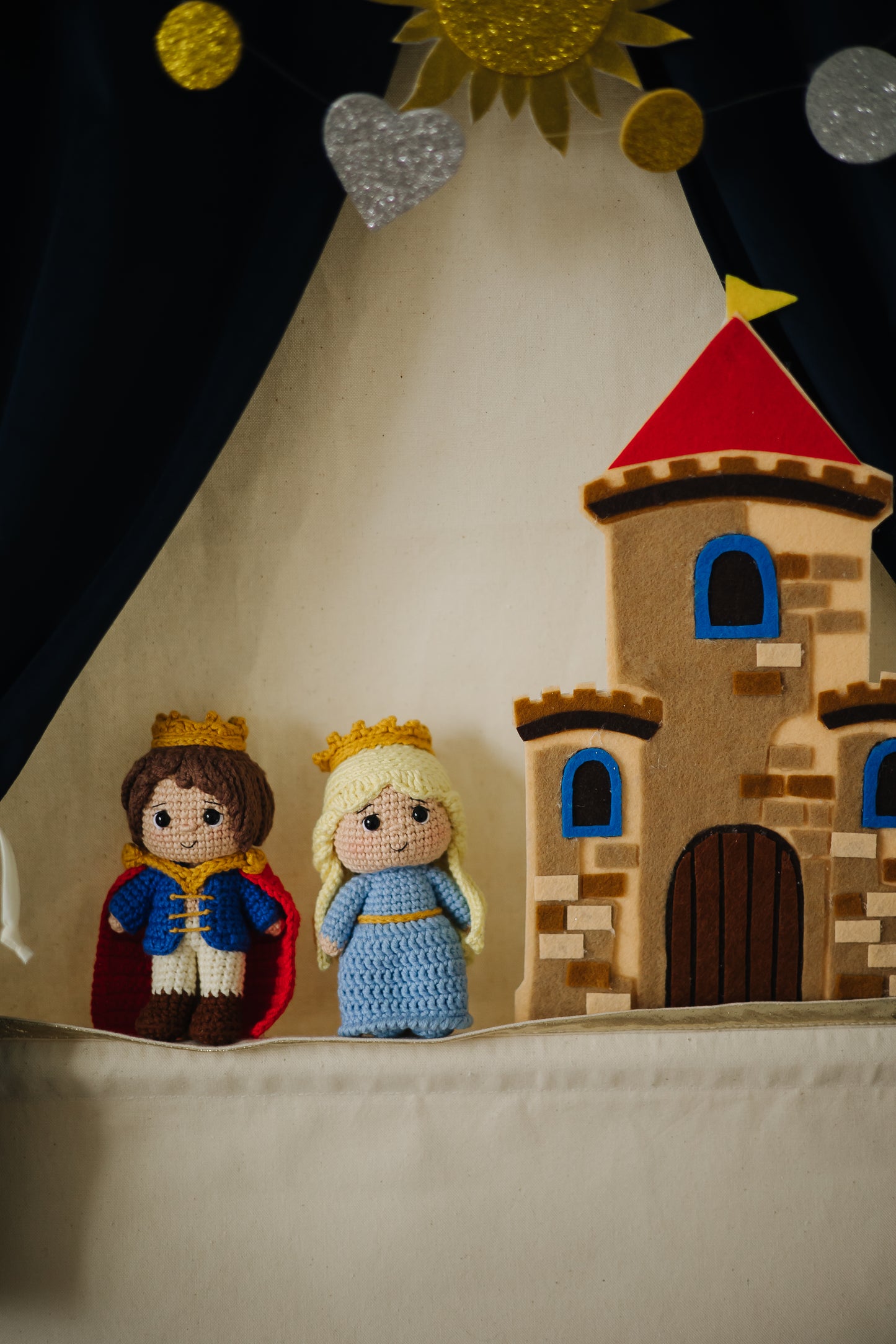 Doorway puppet theatre Navy blue & Puppet