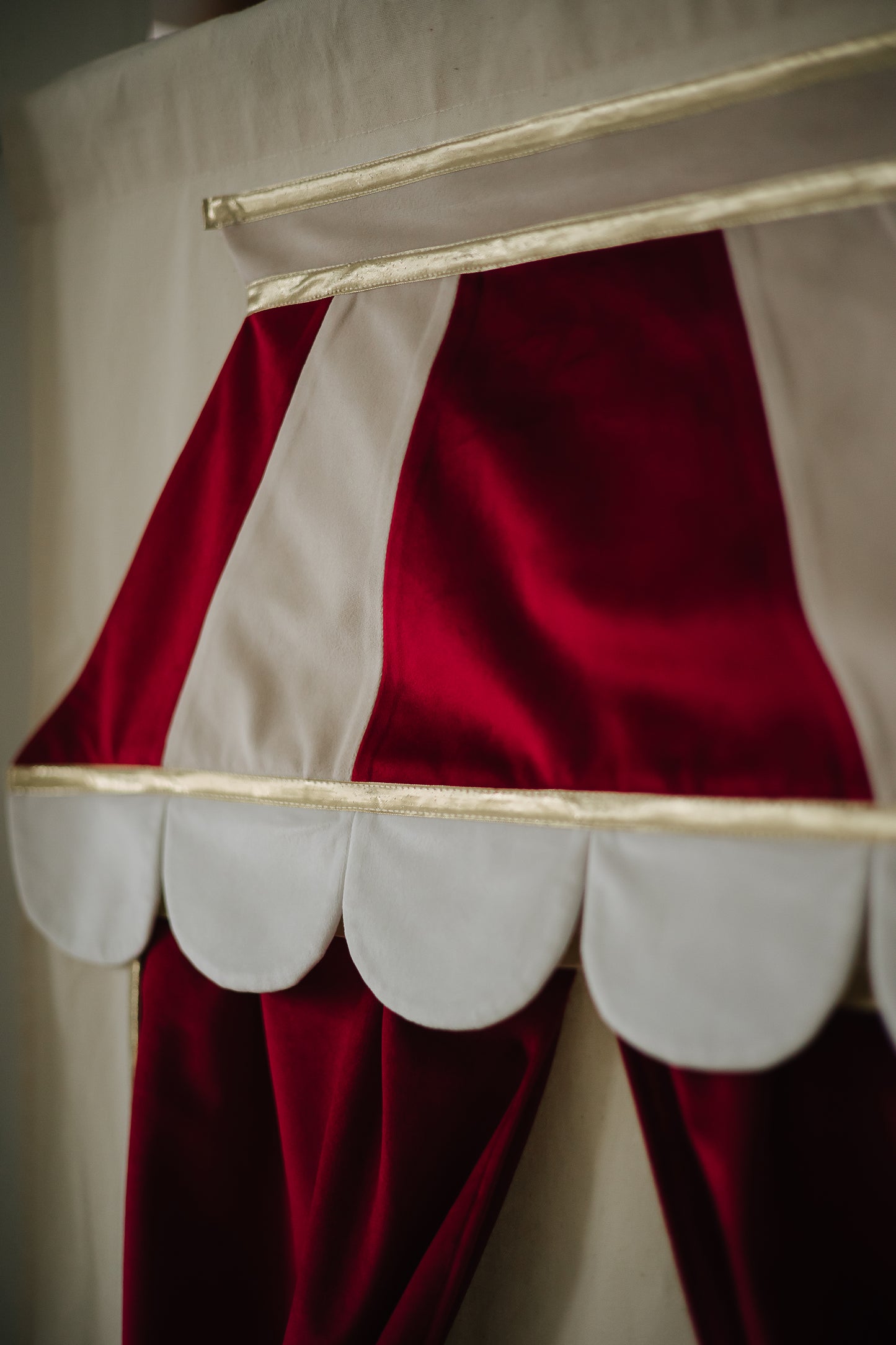 Doorway puppet theatre Red & Puppet