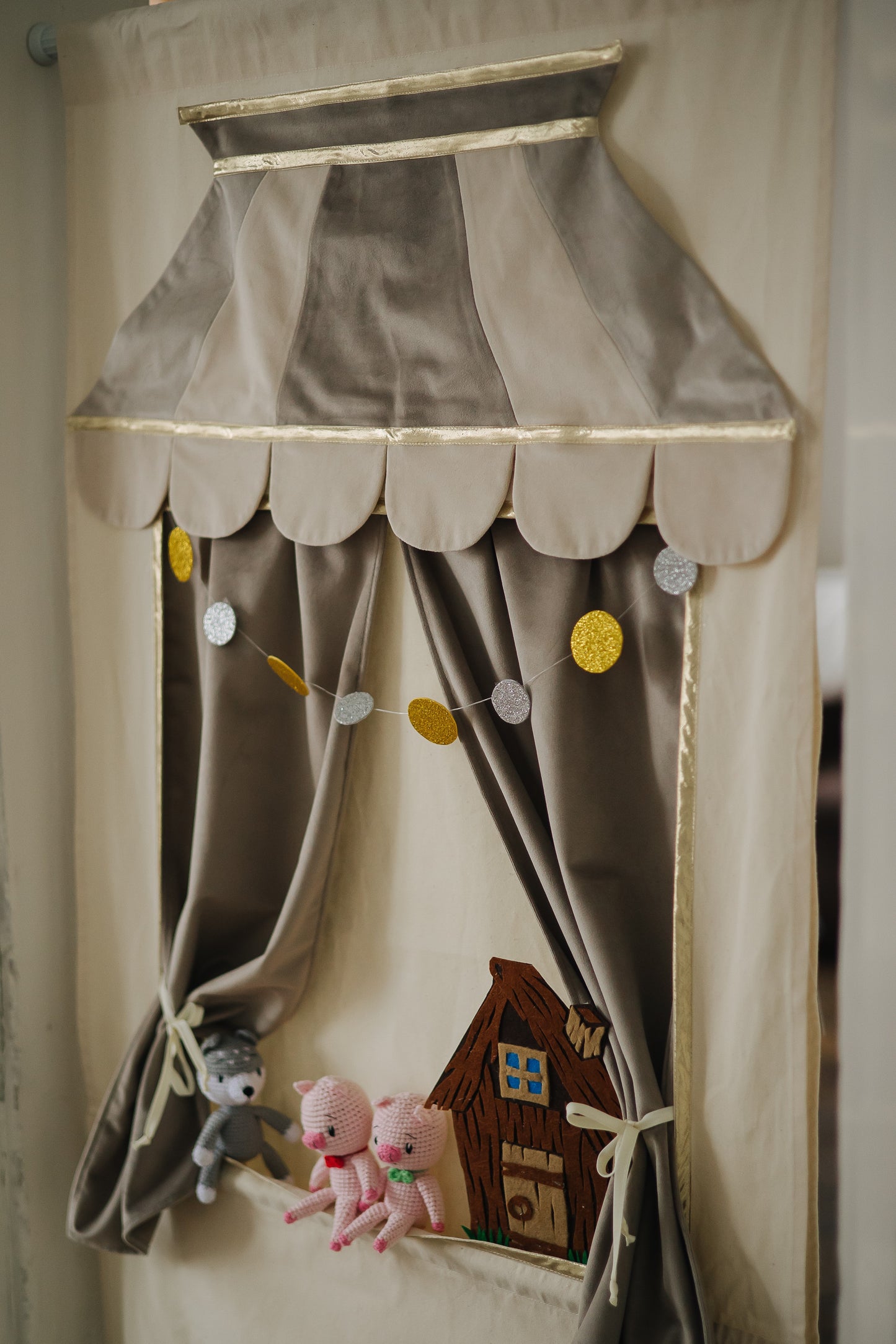 Doorway puppet theatre Sand & Puppet
