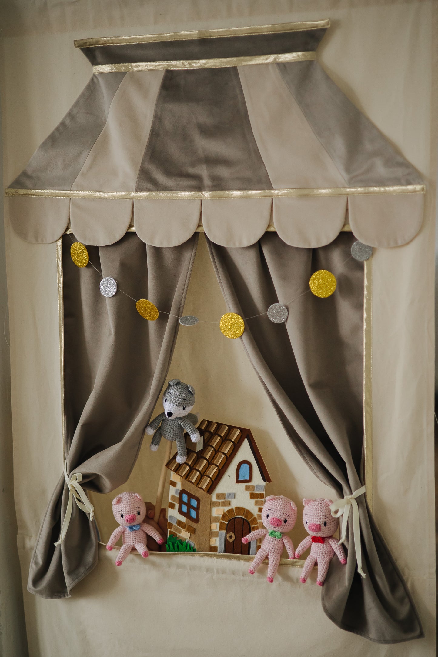 Doorway puppet theatre Sand & Puppet