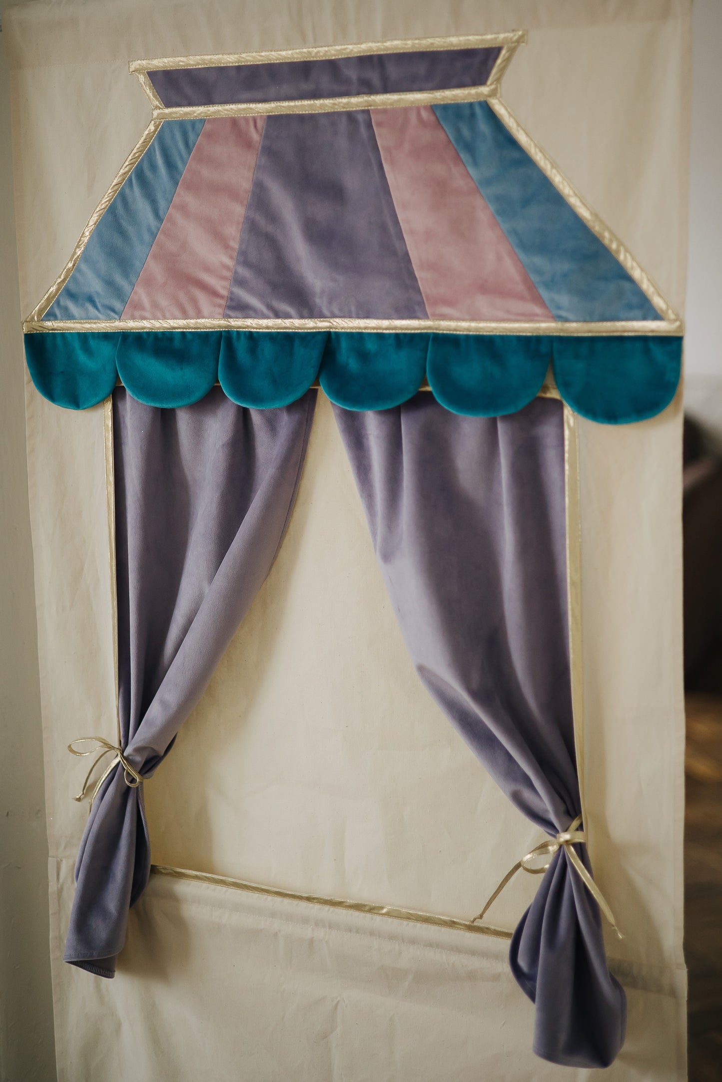 Doorway puppet theatre Lilac & Puppet