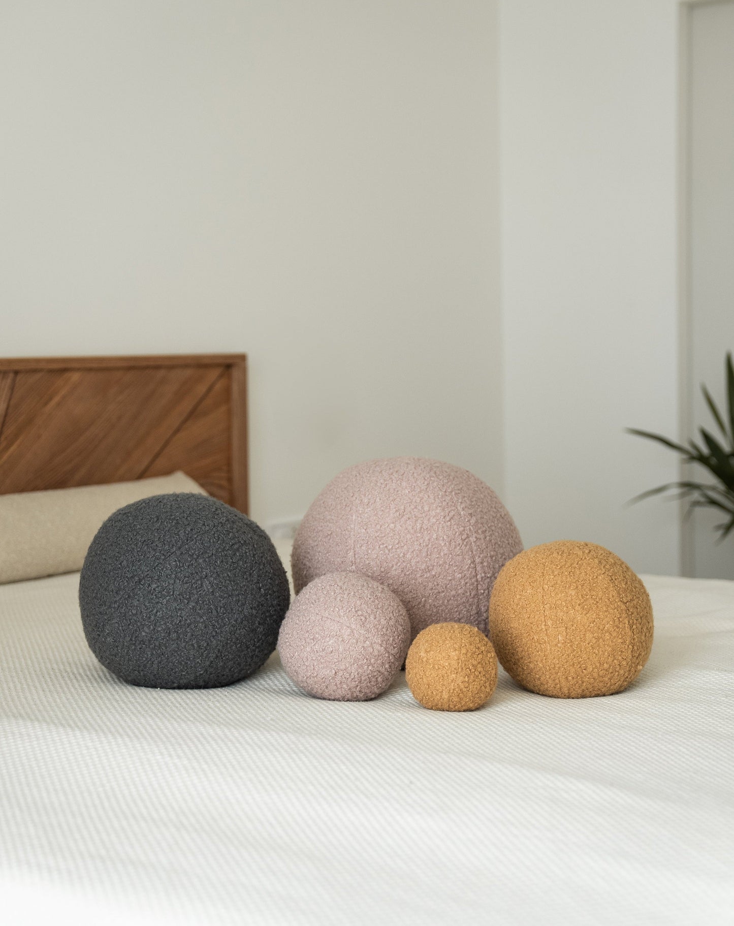 Boucle pillow Sphere