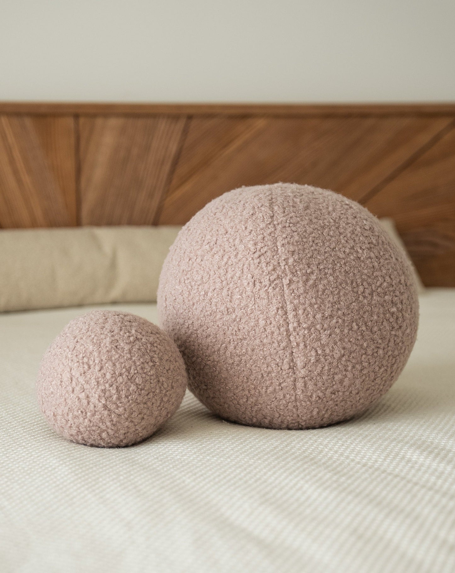 Boucle pillow Sphere