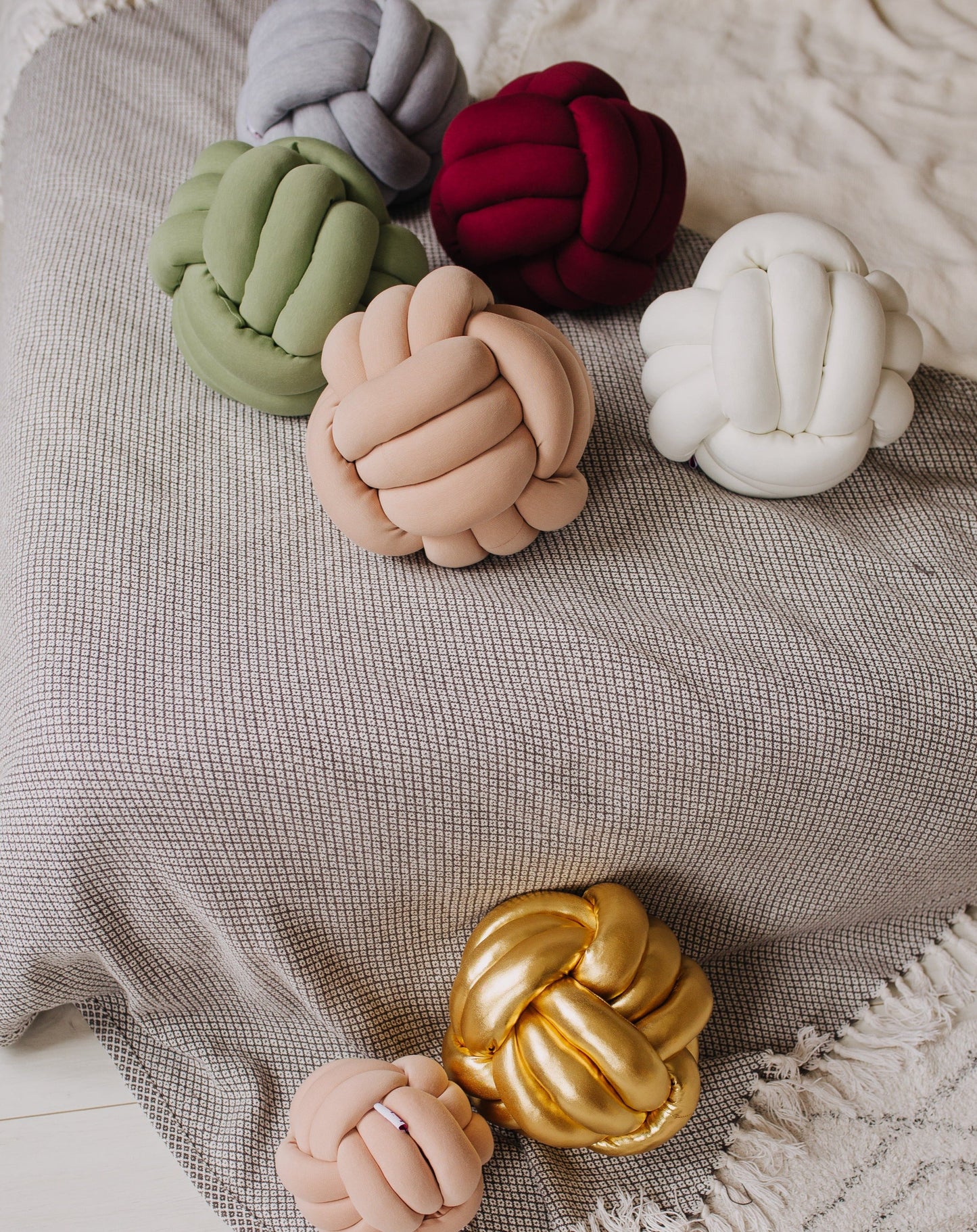 Knot pillow "Ball"