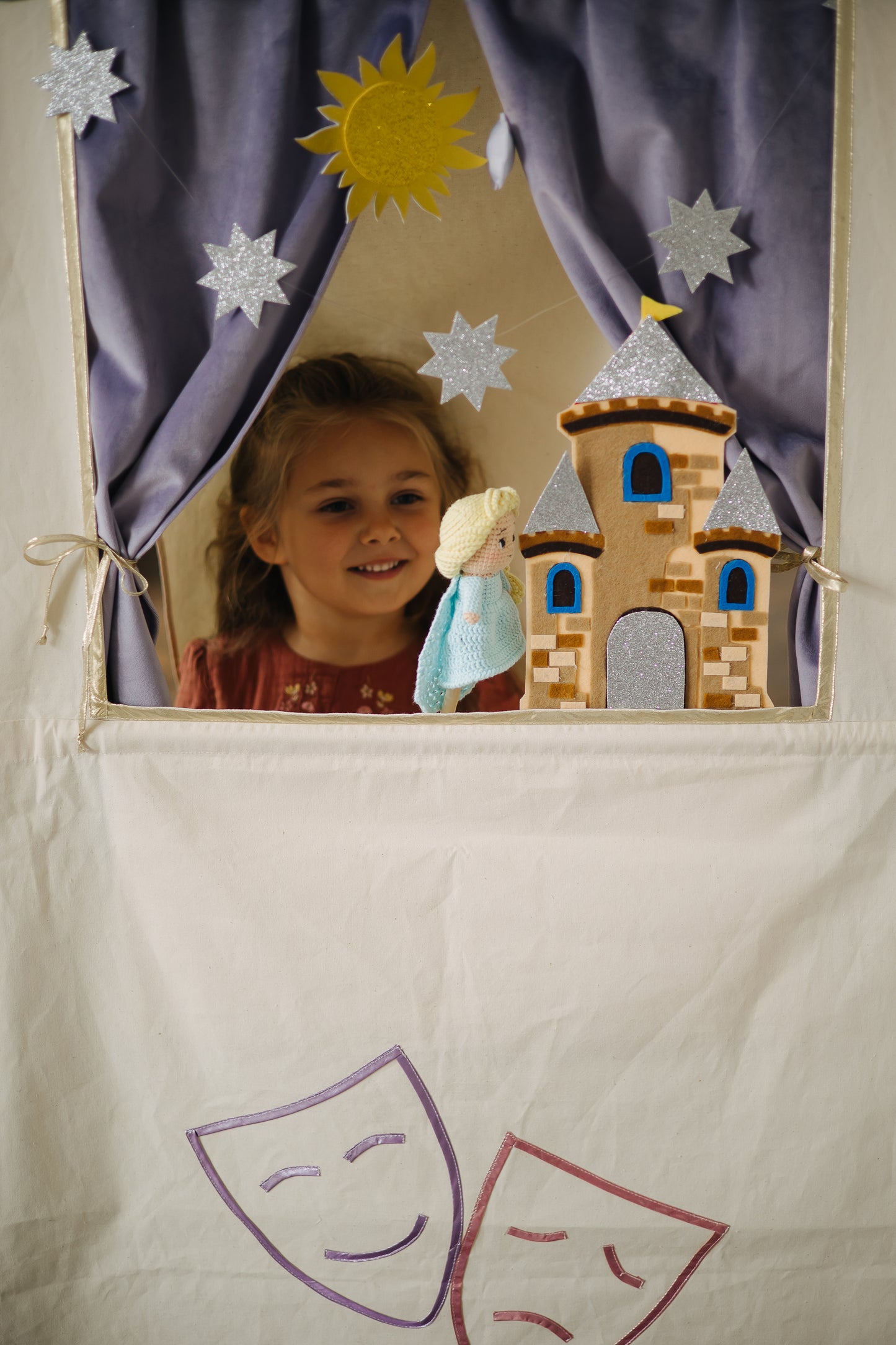 Doorway puppet theatre Lilac & Puppet