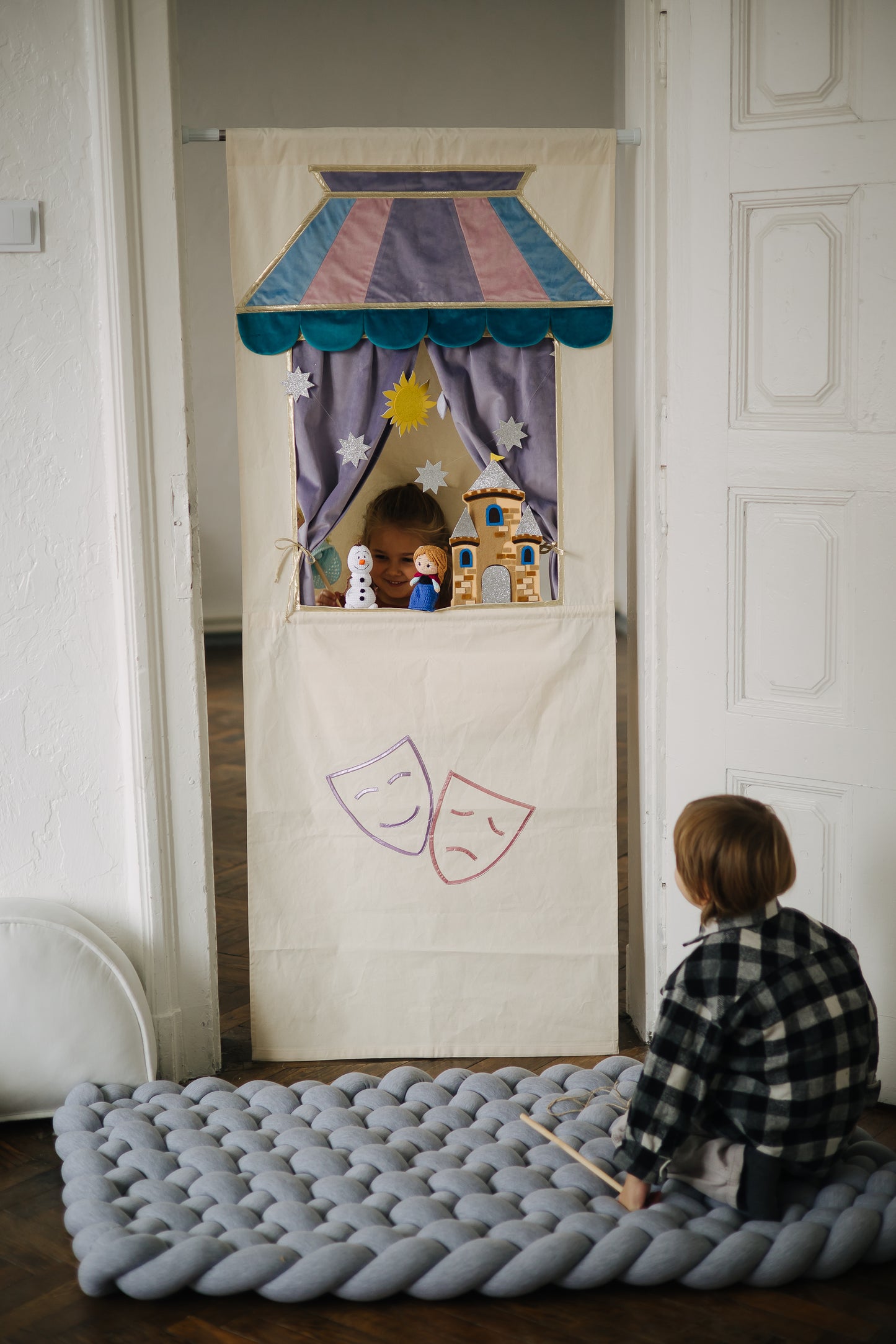 Doorway puppet theatre Lilac & Puppet