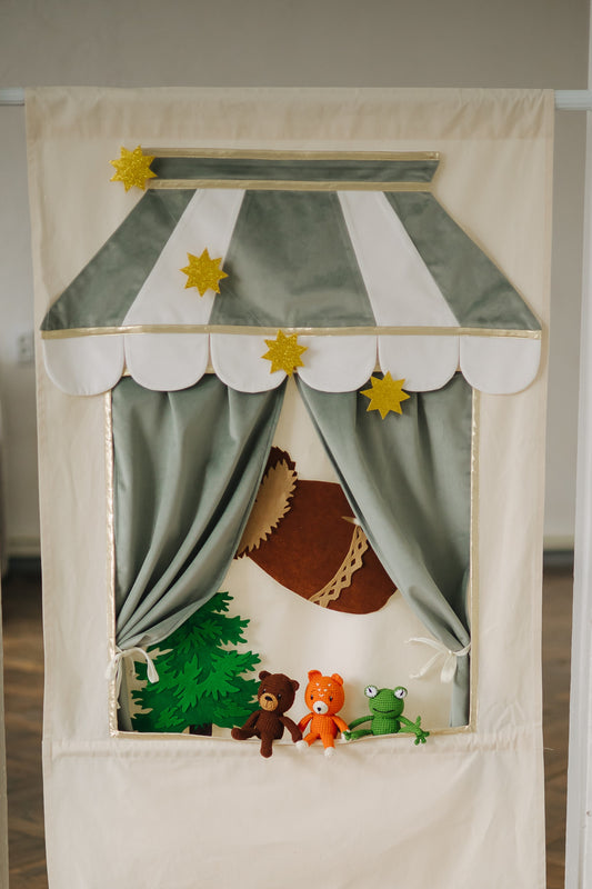 Doorway puppet theatre Pistachio & Puppet