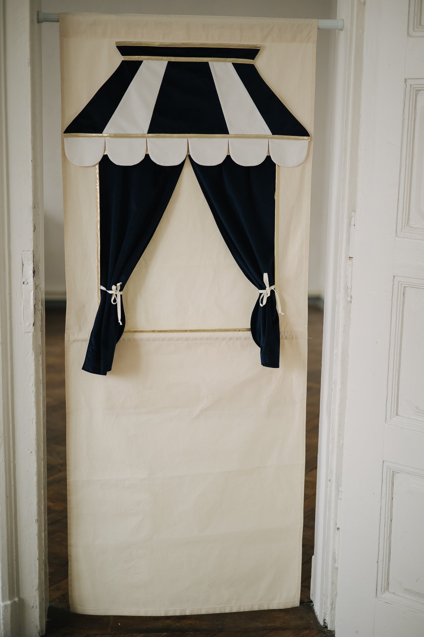 Doorway puppet theatre Navy blue & Puppet