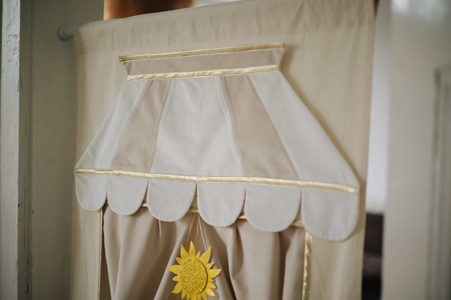 Doorway puppet theatre Cream & Puppet