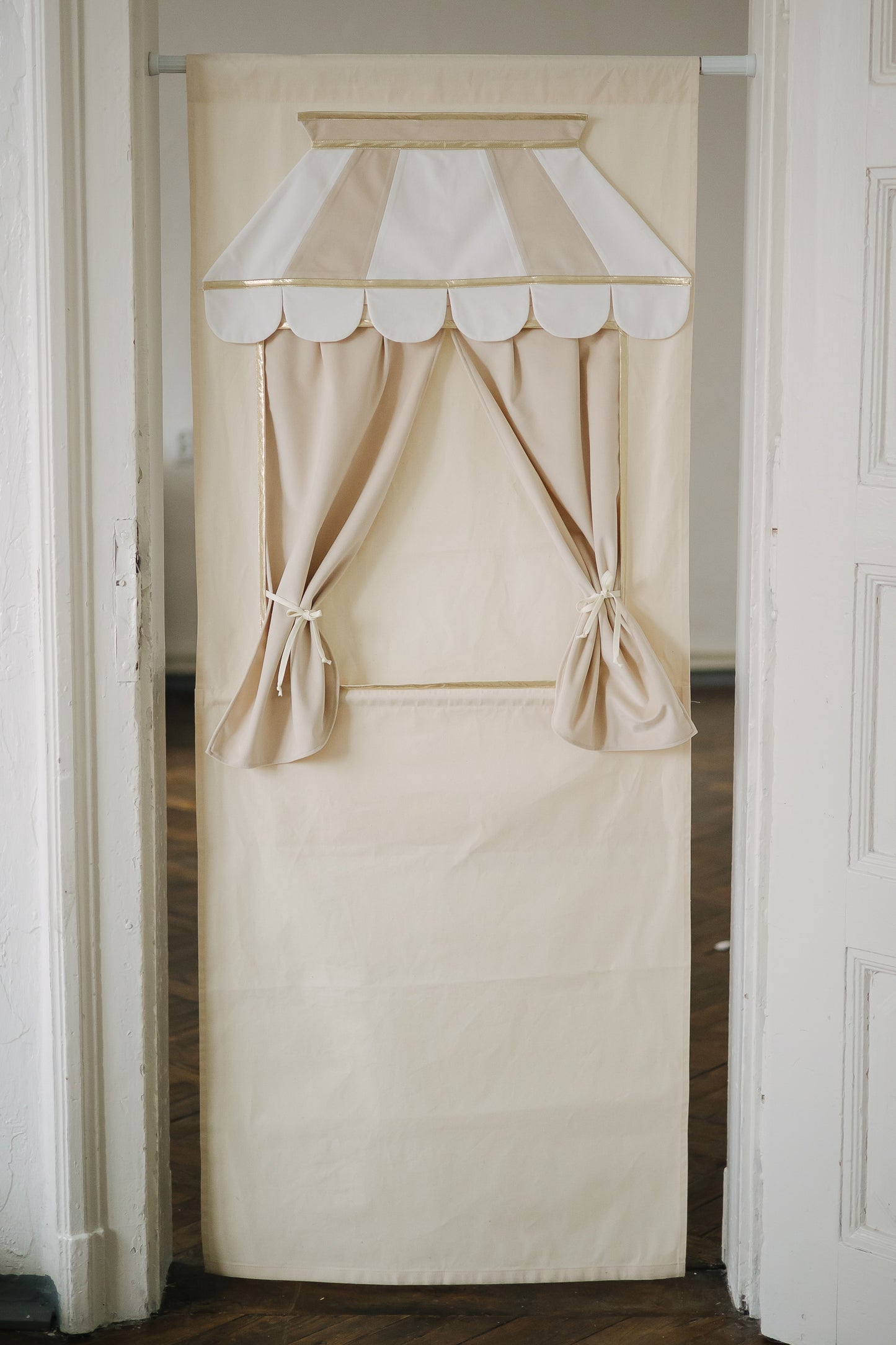 Doorway puppet theatre Cream & Puppet
