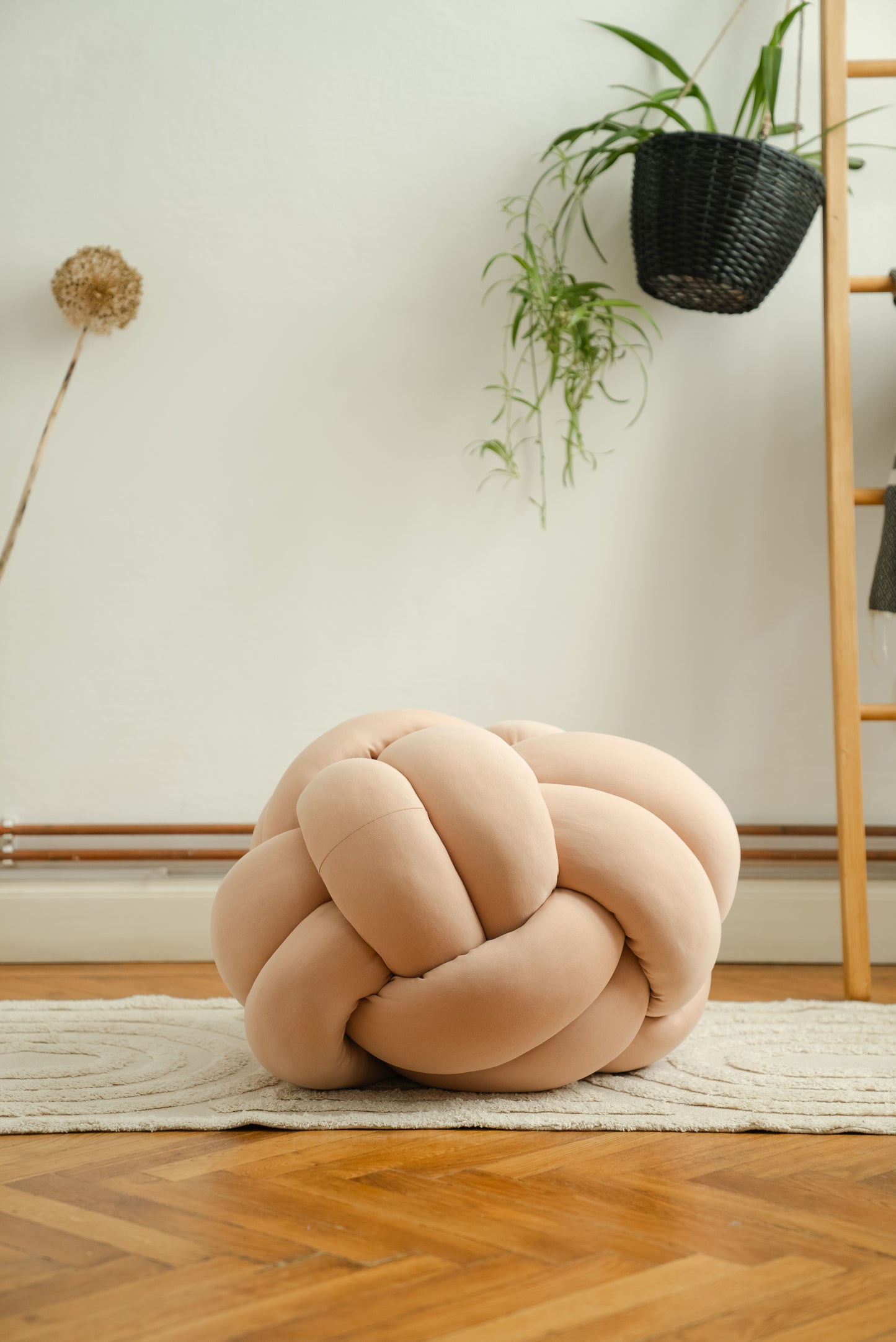 Knot pouf