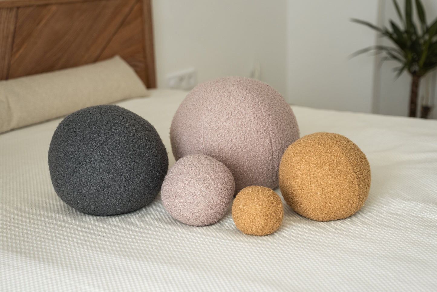 Boucle pillow Sphere