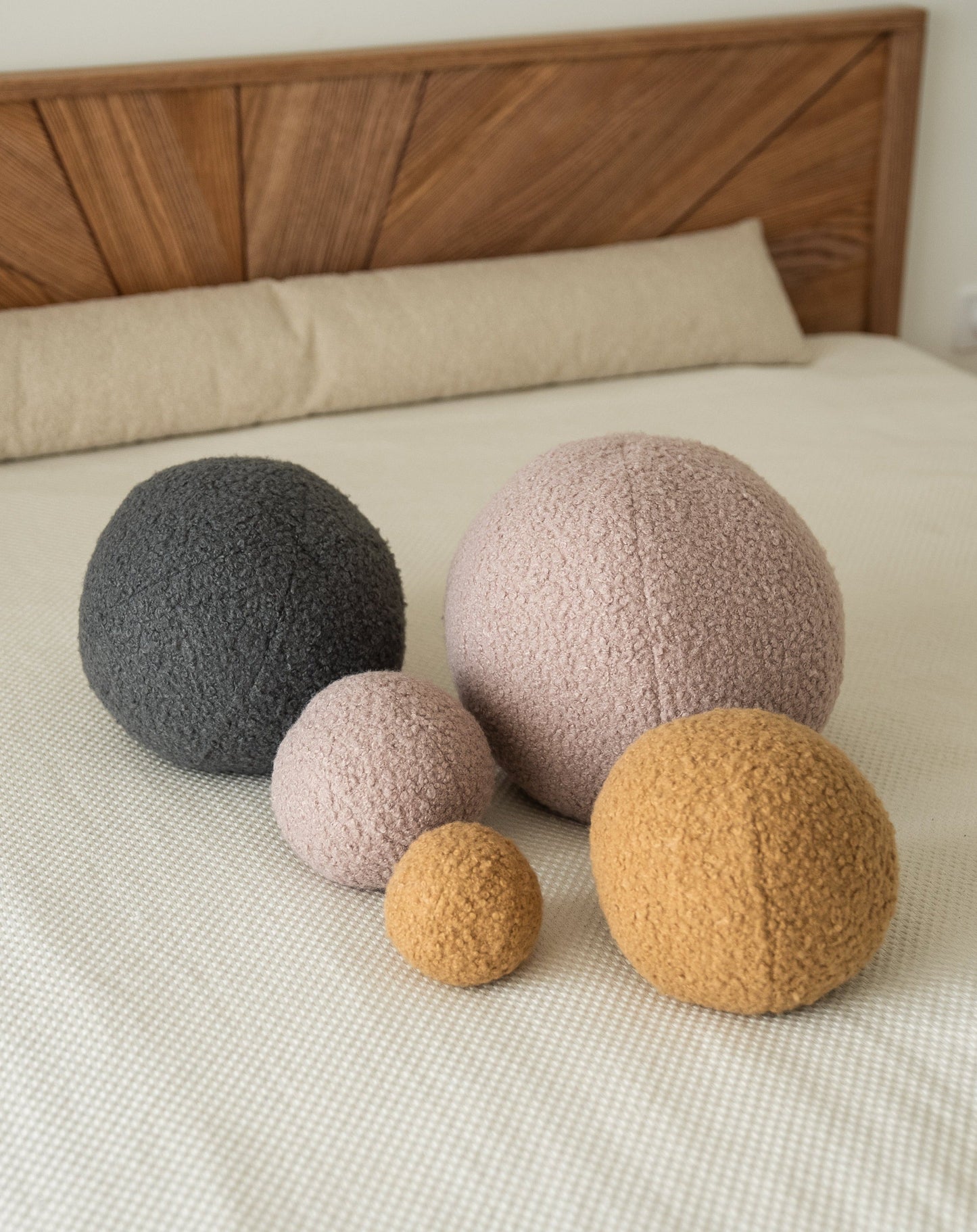 Boucle pillow Sphere