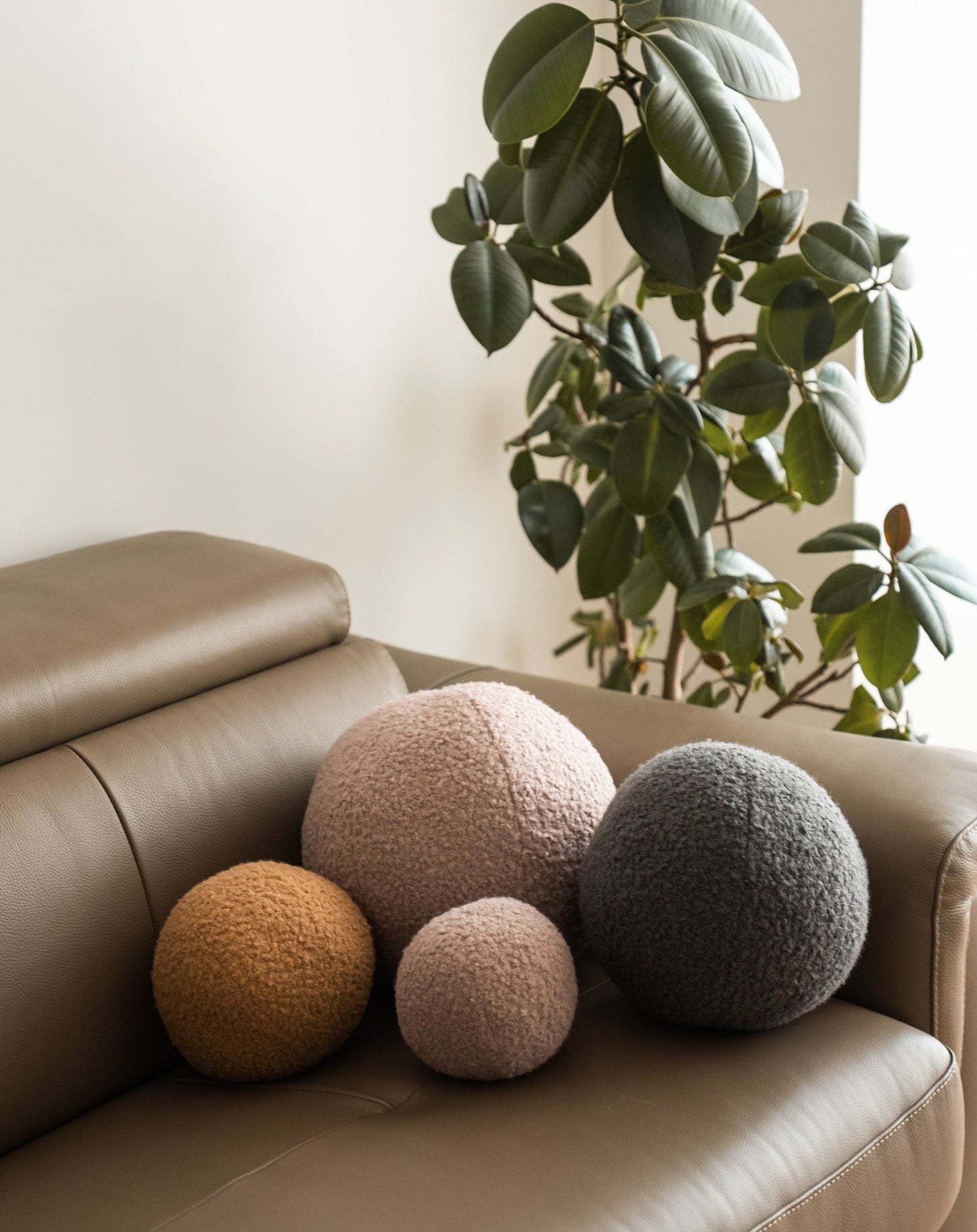 Boucle pillow Sphere